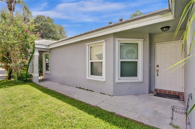 Building Photo - 8820 Woodside Ct