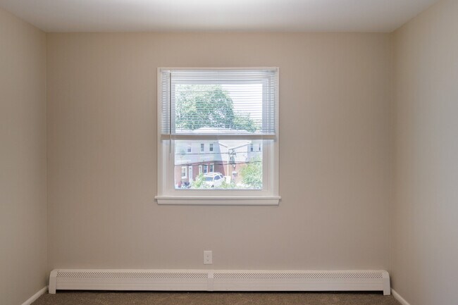 Building Photo - 3026 W Iona Terrace