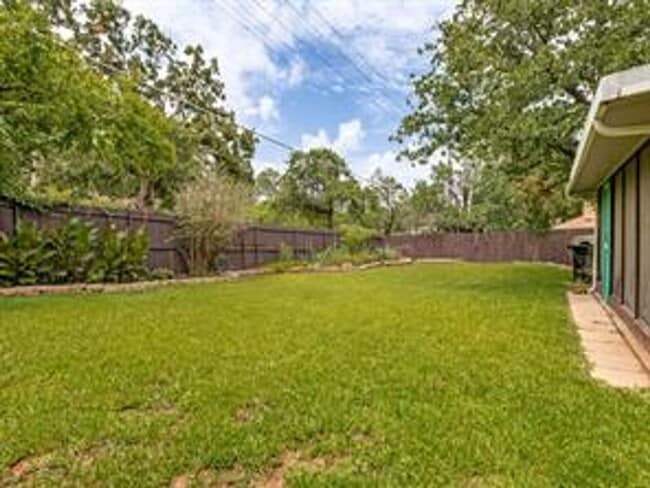 Building Photo - 1620 Post Oak Dr