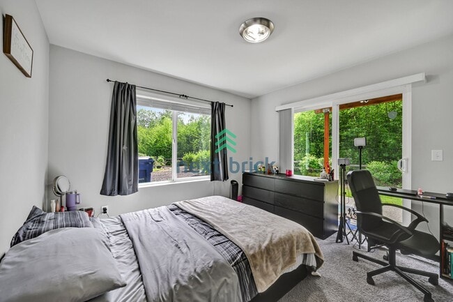 Building Photo - Spacious & Modern 4-Bed, 3.5-Bath Townhome...