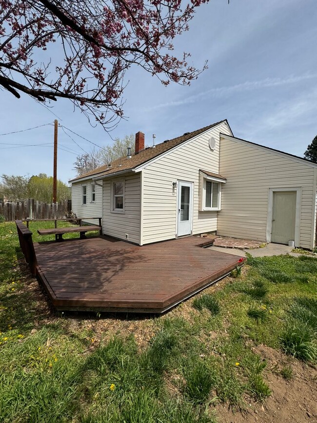 Building Photo - 2 Bedroom, 1 Bath with garage. Water and Sewer included in monthly rent!