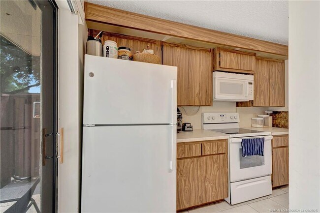 Building Photo - 2930 SW Sunset Trace Cir