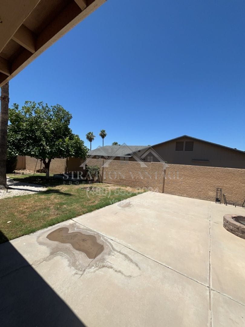 Building Photo - 10700 E Hope Dr