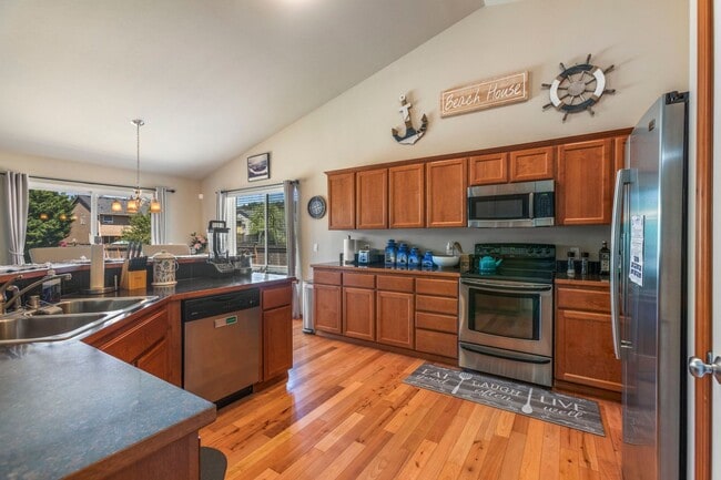 Building Photo - Beautiful 3-bed/2-bath Orting Home in Rive...