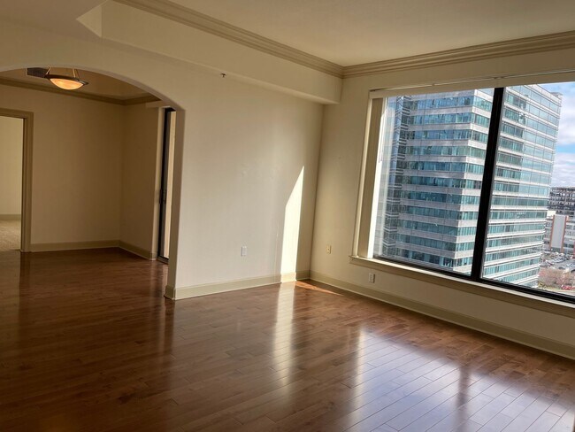 Building Photo - 2 Bedroom, 2 Bathroom Spacious Condo with Dining & Living Room within Heart of Buckhead