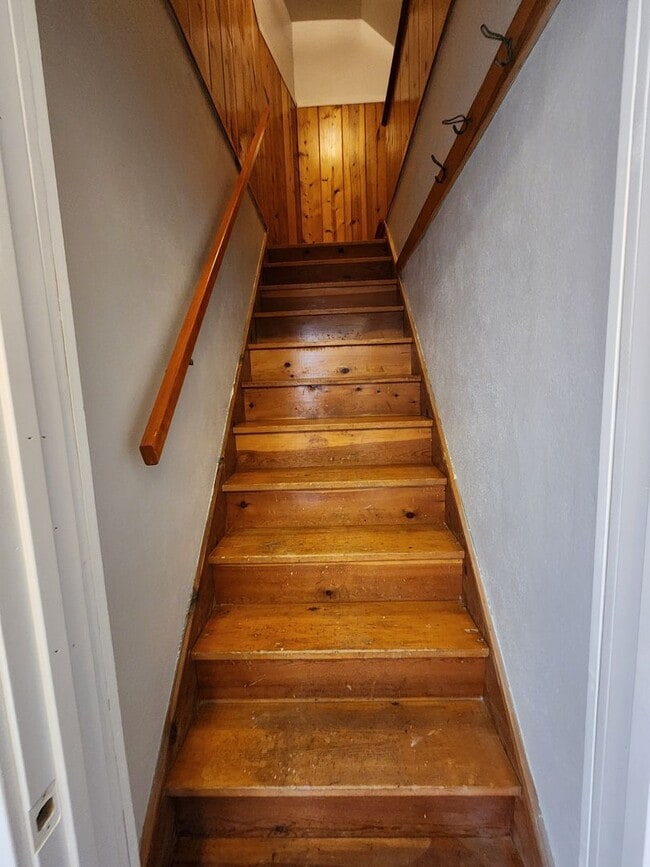 Building Photo - Charming Old-School 4-bedroom Home for Rent!