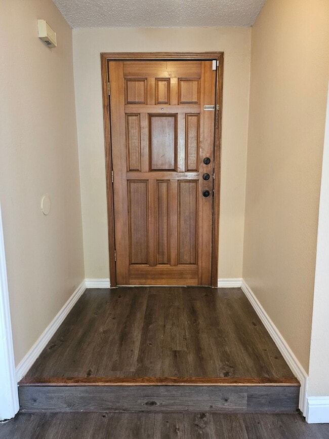Building Photo - $2000 MESQUITE- Beautiful home with open f...