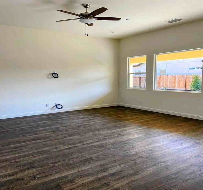 Building Photo - Beautiful Home for rent in Visalia, Ca