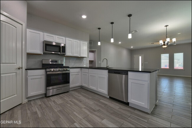 Building Photo - 552 Logwood Ave