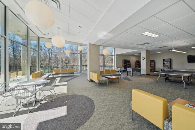 Building Photo - 4600 S Four Mile Run Dr