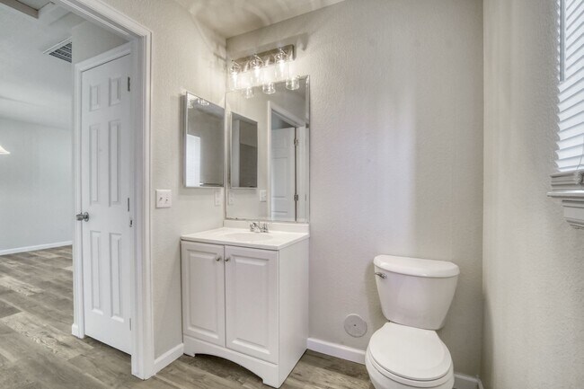 Building Photo - Great two bedroom, one bath near airport. AVAILABLE BEGINNING 6/17/26