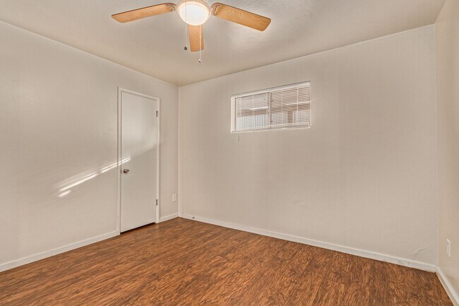 Building Photo - 1 Bed | 1 Bath -  Central Tempe Courtyard Style Unit