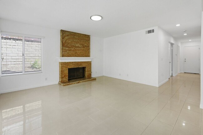 Building Photo - SPACIOUS 4 BEDROOM, 3 BATH HOME WITH 3-CAR GARAGE!