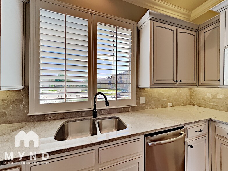 Building Photo - 10 Center Ct