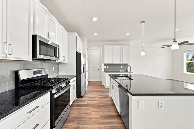 Building Photo - $2,995.95-3-Bed, 2.5-Bath Updated Townhouse in Broomfield!