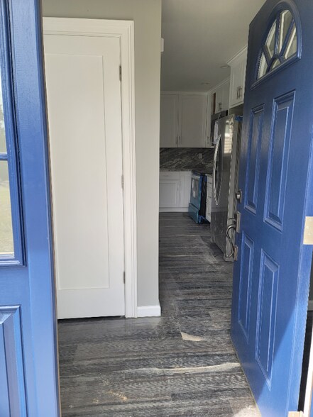 Building Photo - 225 Lakeside Ave