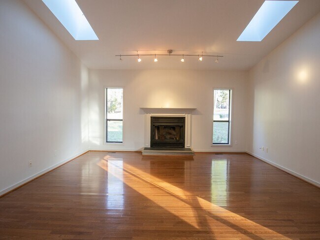 Building Photo - Move in ready 3 bedroom home