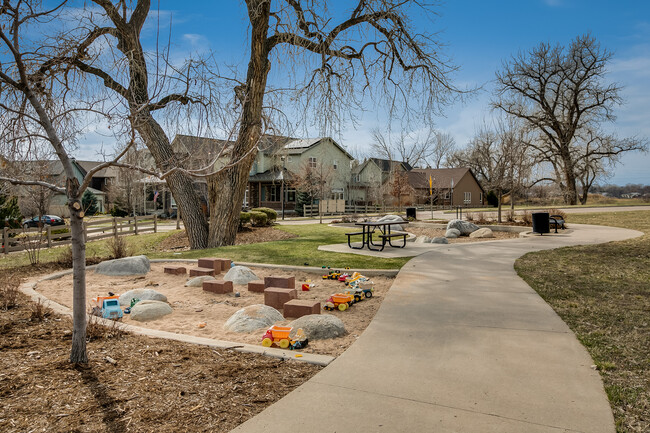 Building Photo - 1333 Snowberry Ln