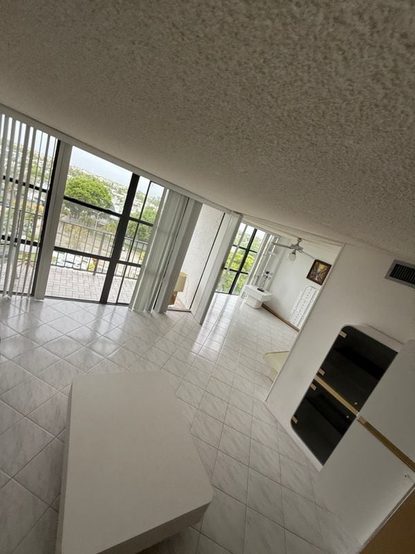 Building Photo - 1000 Parkview Dr