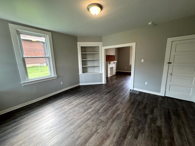 Building Photo - Lovely Two Bedroom Townhome with Fenced Yard