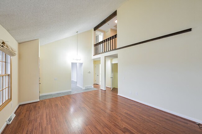 Building Photo - Spacious 4 Bed/2 Bath in Desirable Willow Creek.