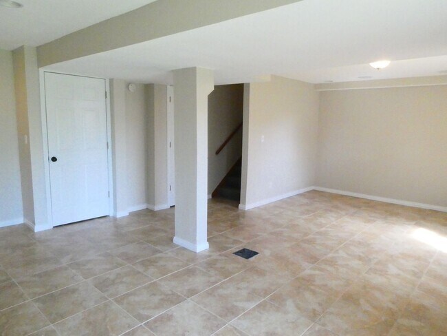 Building Photo - 3 Bedroom 2.5 Bath- Off Broadway Condominiums