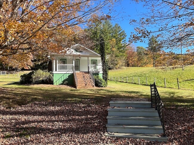 Building Photo - Charming 2 Bedroom Home with Stunning Views