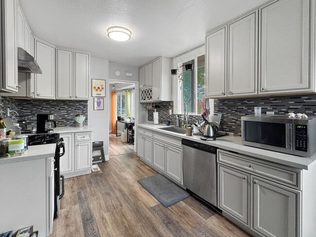 Building Photo - 3BR Craftsman-Style HOUSE for Rent | Priva...