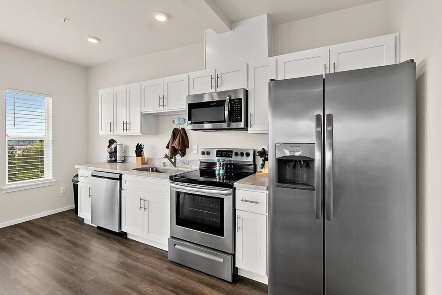 Building Photo - 704 E Wright Ave