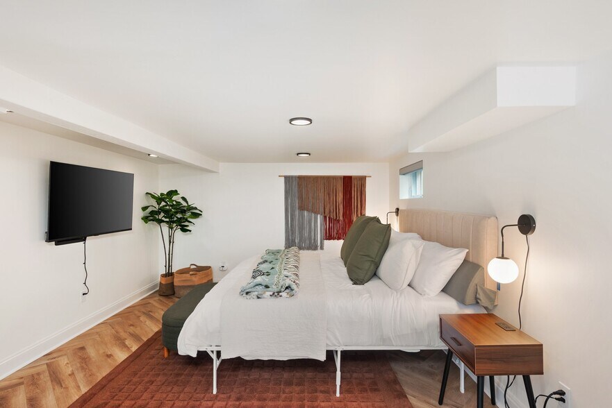 Building Photo - 2314 NE Flanders St