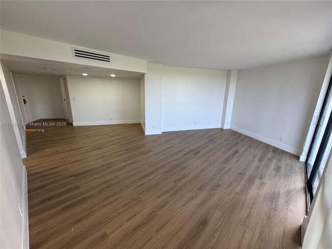 Building Photo - 3475 N Country Club Dr