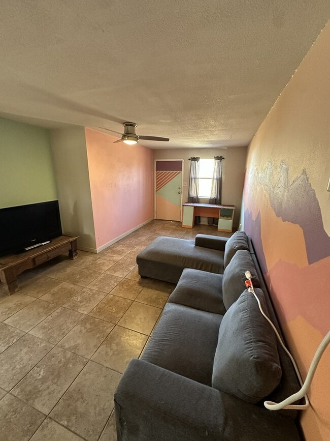 Building Photo - 1104 N 5th St