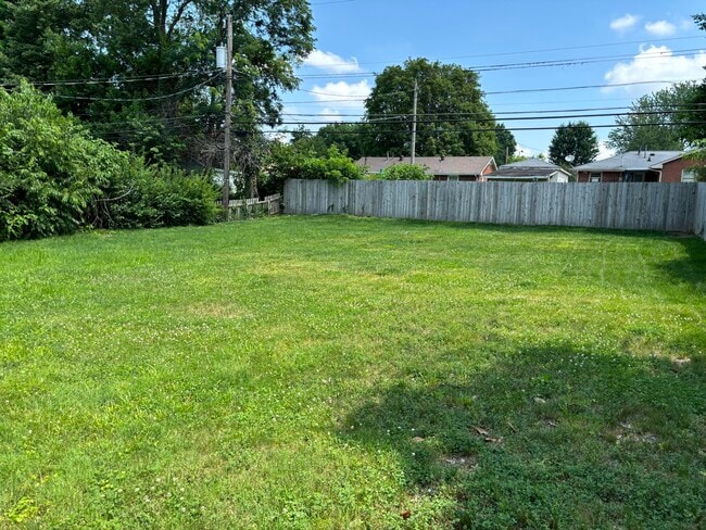Building Photo - 817 Della Dr