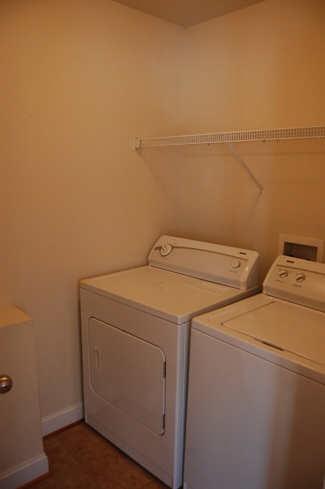 Building Photo - Spacious 2 BR Townhome in Sterling Park wi...