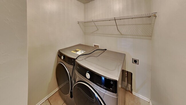 Building Photo - 3 Bedroom 2 Bath 2 Car Garage in Deer Creek Schools