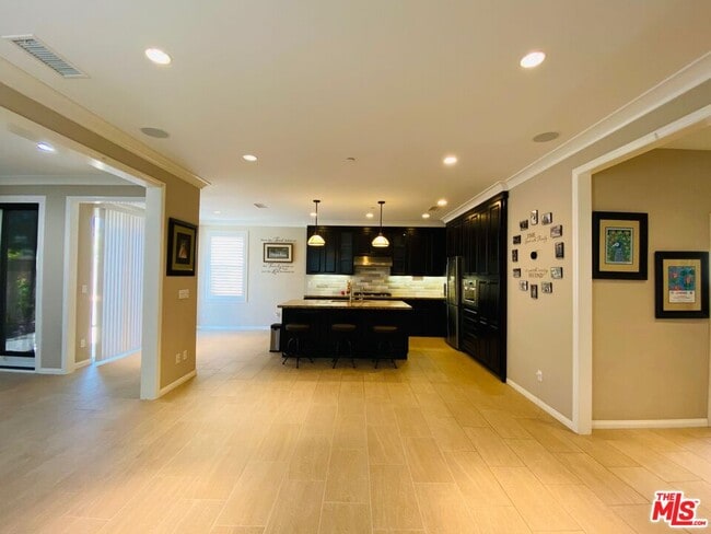 Building Photo - 51 Ivory Petal