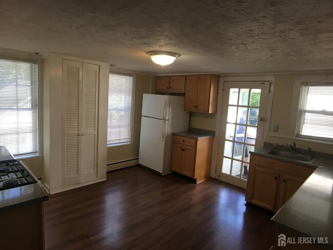 Building Photo - 68 W Cliff St