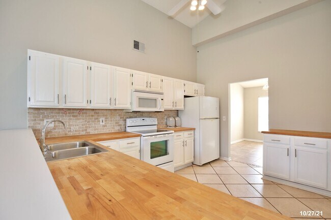 Building Photo - Stunning 3/2 Home with a Spacious 2 Car Ga...
