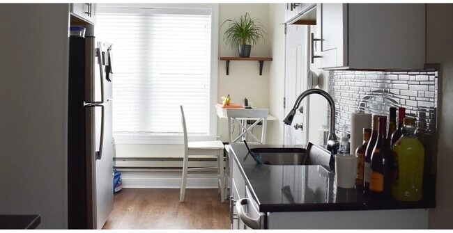 Building Photo - 3819 N Greenview Ave