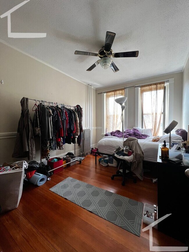 Primary Photo - Large 3 Bedrooms on Washington Sq, In-Unit...