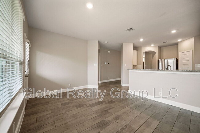 Building Photo - 548 Lilac Shls
