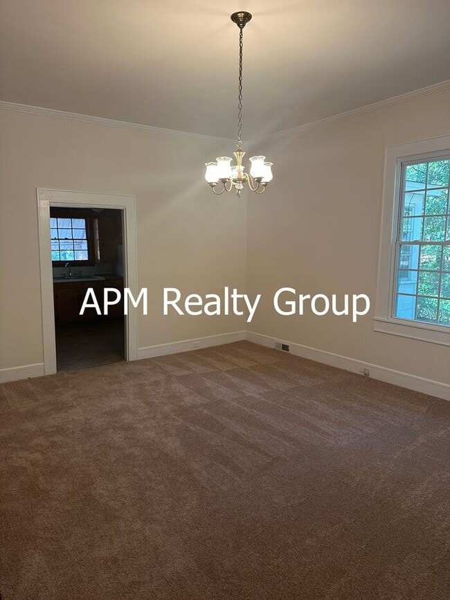 Building Photo - Private Country Feel Close to Downtown