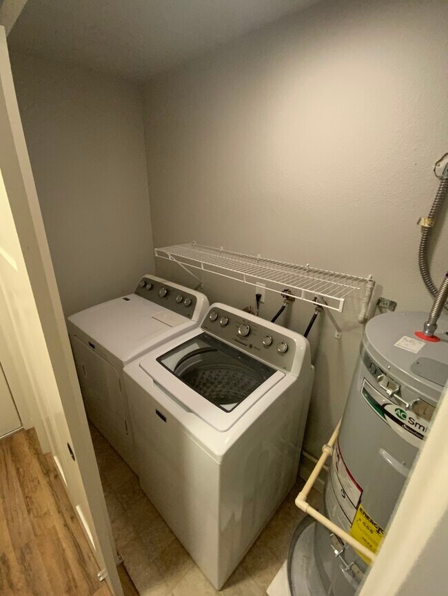 Building Photo - Immaculate N Tacoma 3bdr 2bath with full size W/D