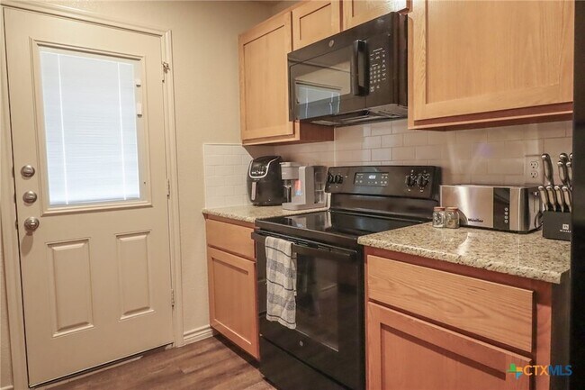 Building Photo - 1914 Castroville Trl