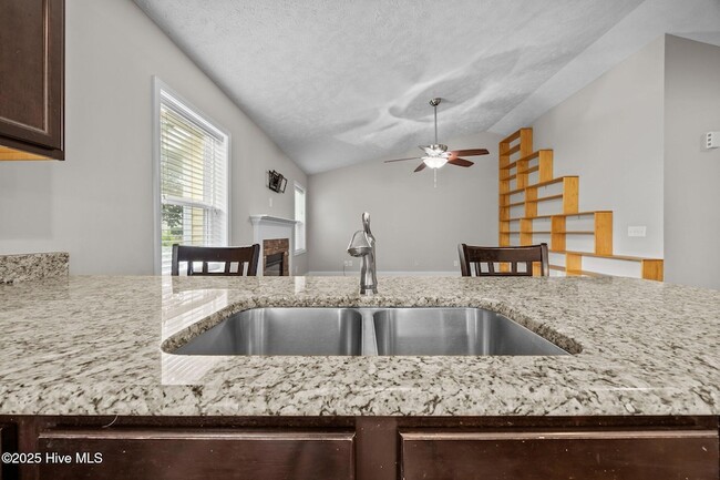 Building Photo - 123 Lightwater Dr