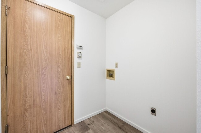 Building Photo - 3 bedroom 1.5 bathroom 2 story duplex in Lacey - North Thurston School District.