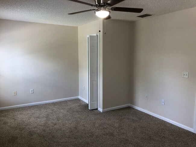 Building Photo - Large 5 Bedroom, 3 Bathroom Single Family ...