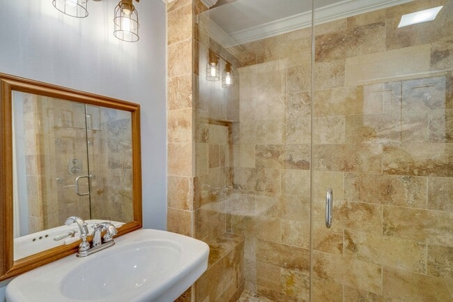 Building Photo - Spacious 2BR/2BA End Unit Condo in Desirab...