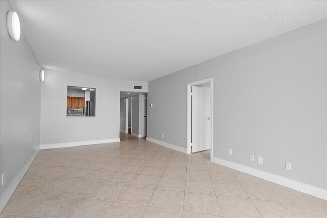 Building Photo - Beachfront Condo with Ocean Views and Acce...