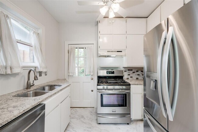 Building Photo - 1623 Palma Plaza